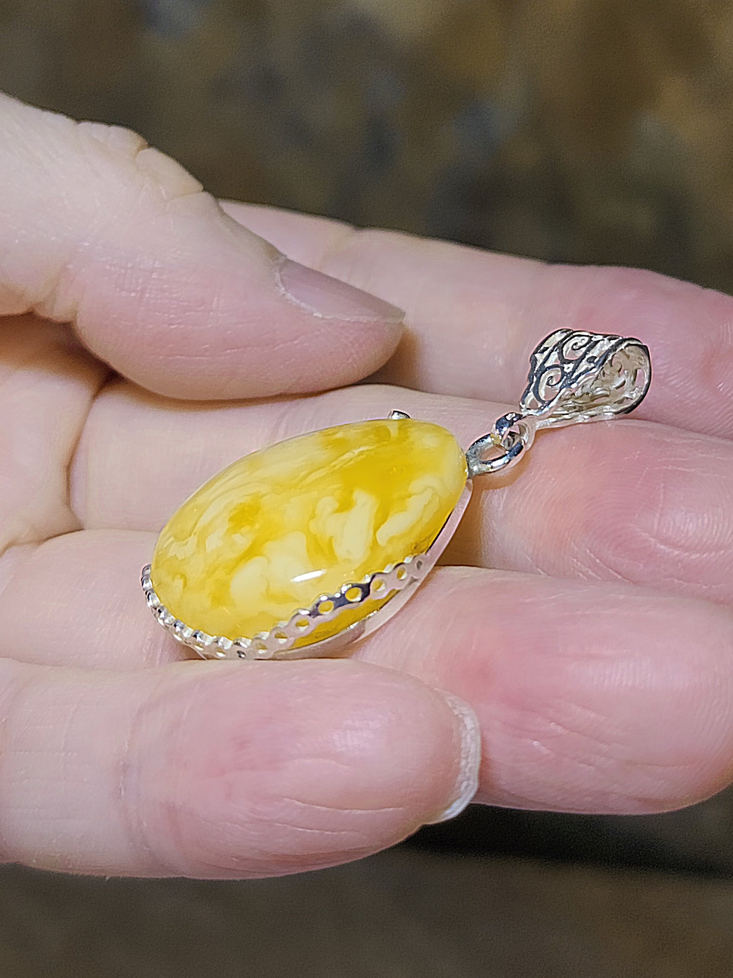6.68 grams Natural aged Butterscotch Amber pendant 6.68克天然老蜜蜡吊坠