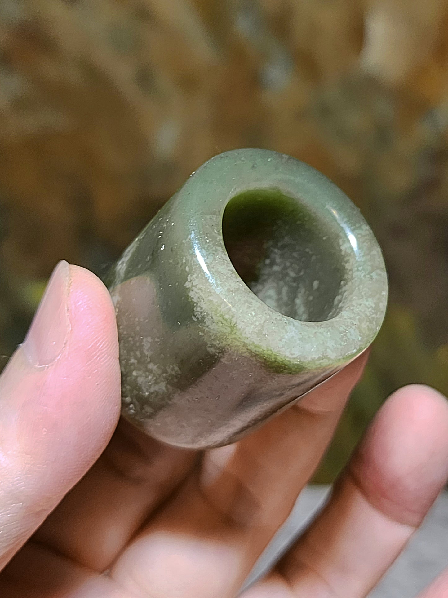 21.8mm Nephrite light greenish whitish thumb ring (with certificate) 21.8毫米和田玉青白扳指(带证书)