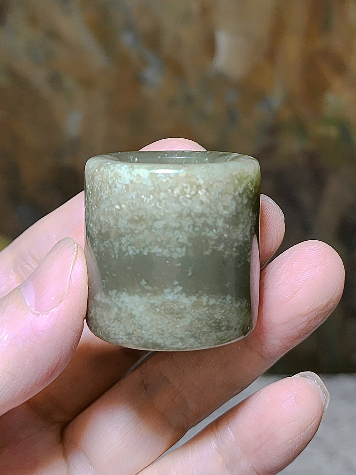 21.8mm Nephrite light greenish whitish thumb ring (with certificate) 21.8毫米和田玉青白扳指(带证书)