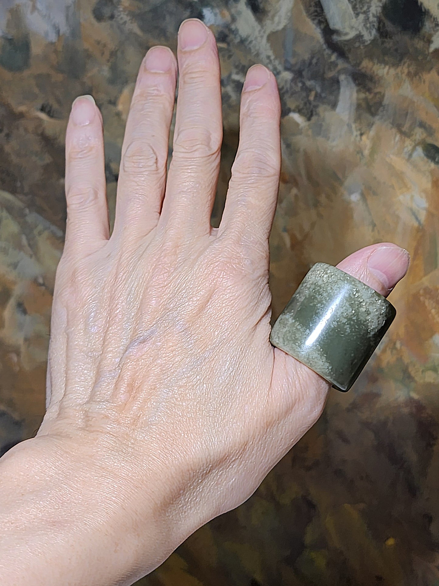 21.8mm Nephrite light greenish whitish thumb ring (with certificate) 21.8毫米和田玉青白扳指(带证书)