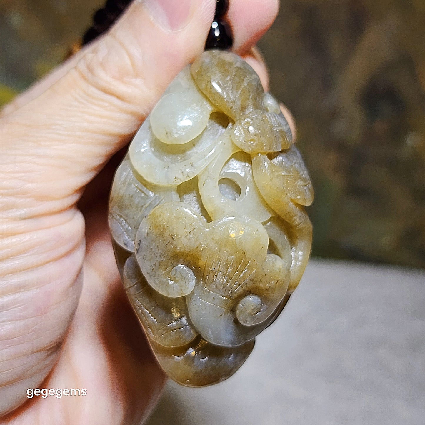 95 grams Premium Nephrite white and caramel brown Bat, Ruyi & Copper Coin handheld/pendant (with certificate) 优质和田玉且末糖白蝙蝠如意铜钱把件大吊坠(带证书)
