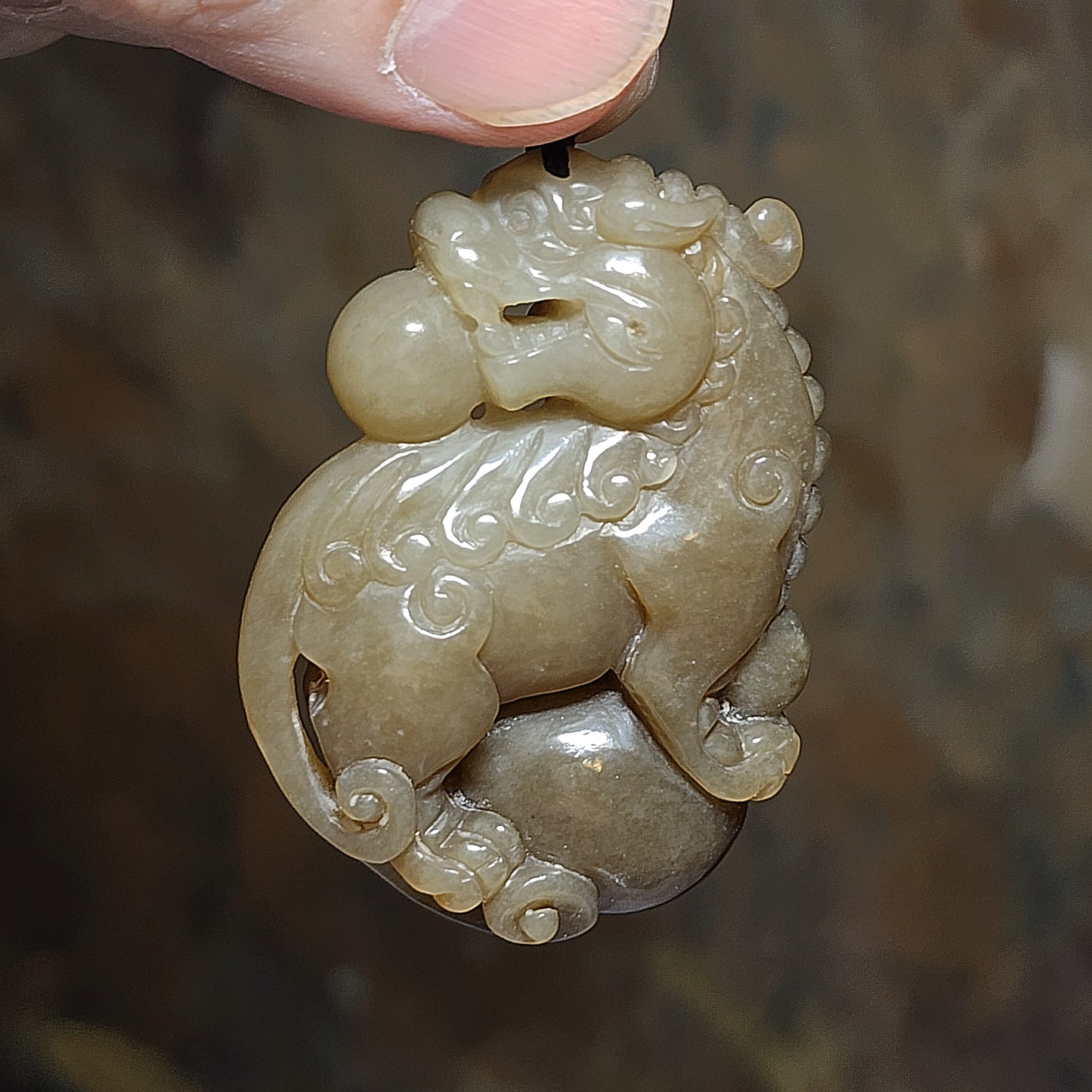 Premium Nephrite caramel brown with some white 2 sides carvings Pi Xiu pendant (with certificate) 精品且末和田玉多糖少许白双面雕刻貔貅吊坠(带证书)