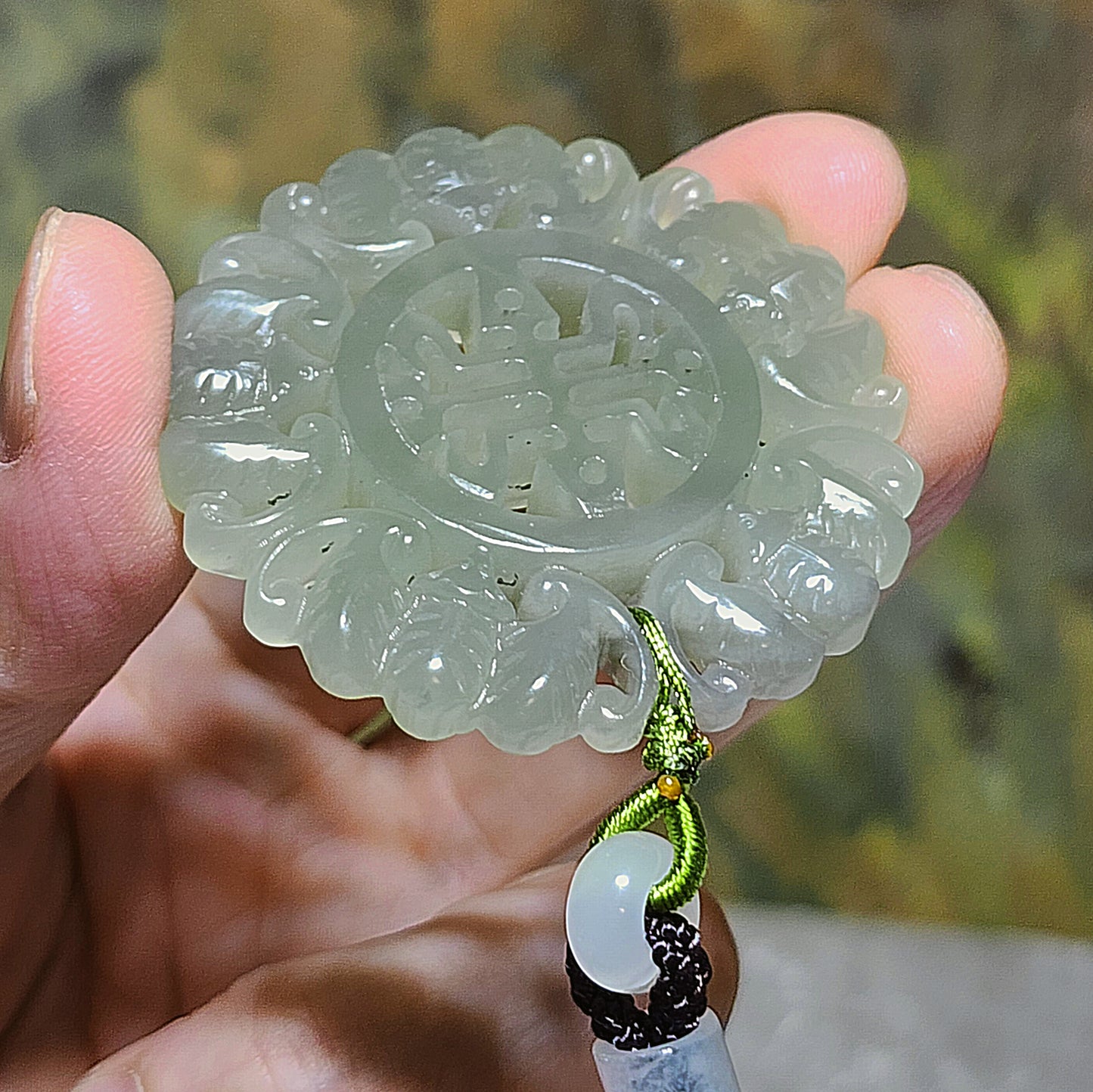 Premium Nephrite light green hollowed out carved on both sides 5 Bats & Longevity (寿) Jade pendant (with certificate) 优质和田玉淡绿镂空双面刻五福(蝙蝠)小篆体"寿"字吊坠(带证书)