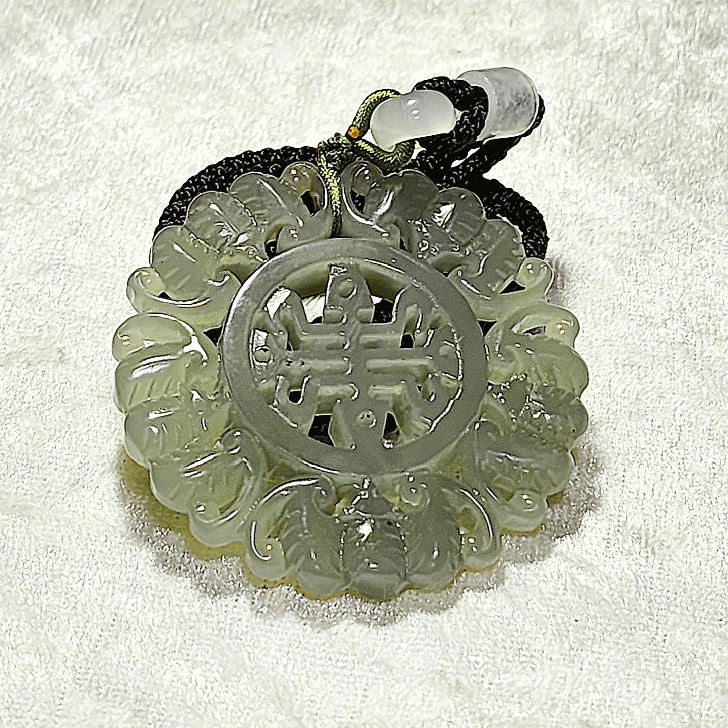 Premium Nephrite light green hollowed out carved on both sides 5 Bats & Longevity (寿) Jade pendant (with certificate) 优质和田玉淡绿镂空双面刻五福(蝙蝠)小篆体"寿"字吊坠(带证书)