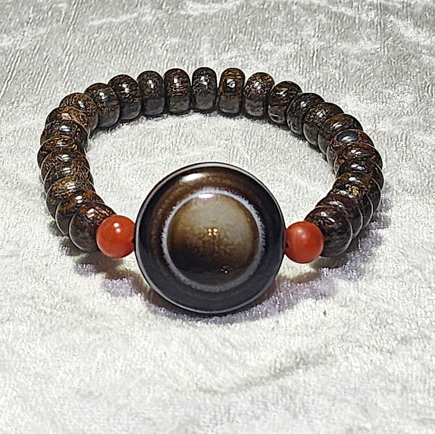 Gegegems Creation Tibetan Lukmik (tabular round) Dzi, Baoshan Nan Hong & Bronzite bracelet 西藏羊眼板珠(即马眼板珠)配搭保山南红古铜輝石手链