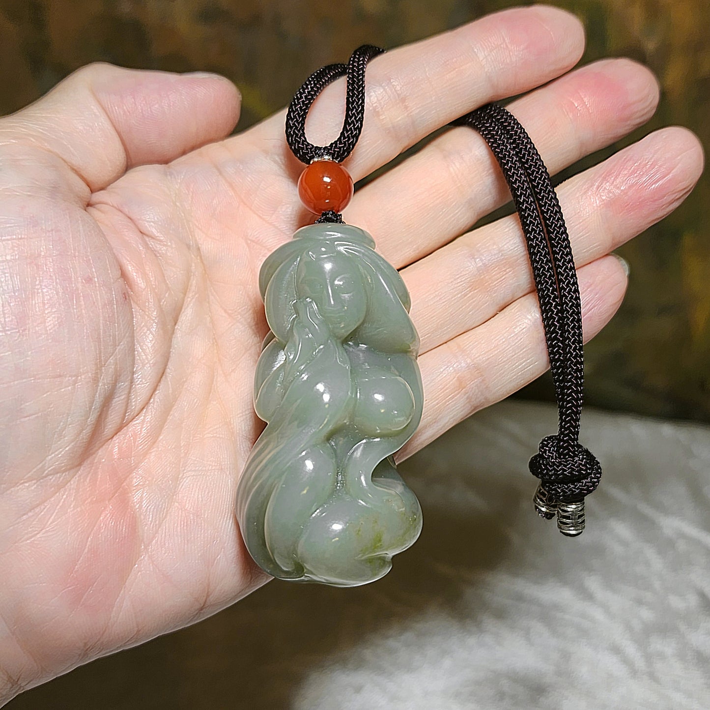 Premium Nephrite light green with caramel brown 3-dimensional "Getting One's Savior" (Jade Beauty) handheld (with certificate) 精品和田玉且末青白帶糖立体遇贵人(玉美人)手把(带证书)