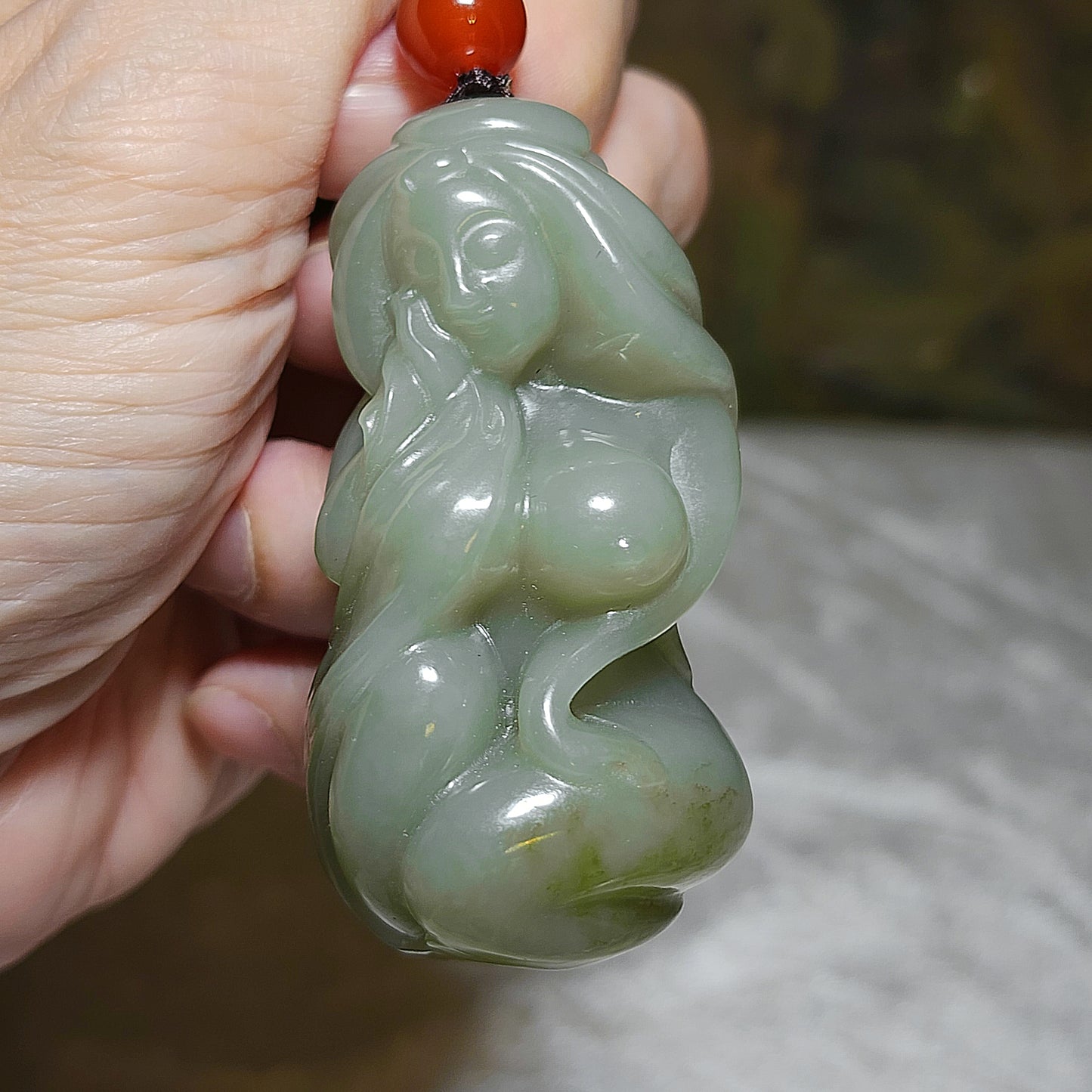 Premium Nephrite light green with caramel brown 3-dimensional "Getting One's Savior" (Jade Beauty) handheld (with certificate) 精品和田玉且末青白帶糖立体遇贵人(玉美人)手把(带证书)