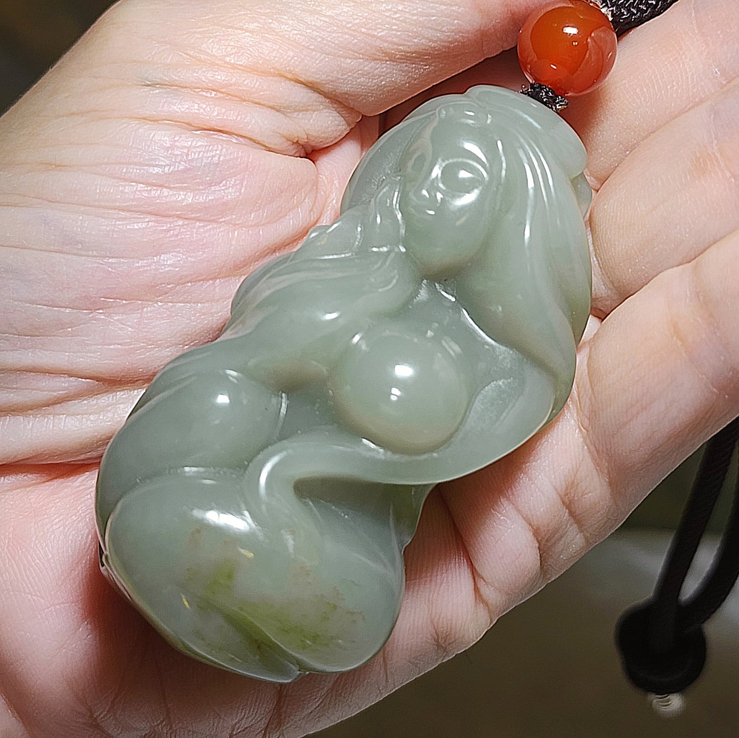 Premium Nephrite light green with caramel brown 3-dimensional "Getting One's Savior" (Jade Beauty) handheld (with certificate) 精品和田玉且末青白帶糖立体遇贵人(玉美人)手把(带证书)