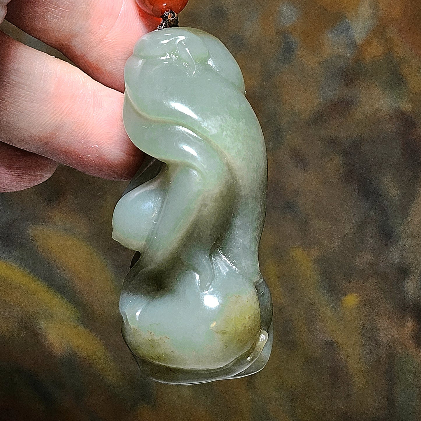 Premium Nephrite light green with caramel brown 3-dimensional "Getting One's Savior" (Jade Beauty) handheld (with certificate) 精品和田玉且末青白帶糖立体遇贵人(玉美人)手把(带证书)