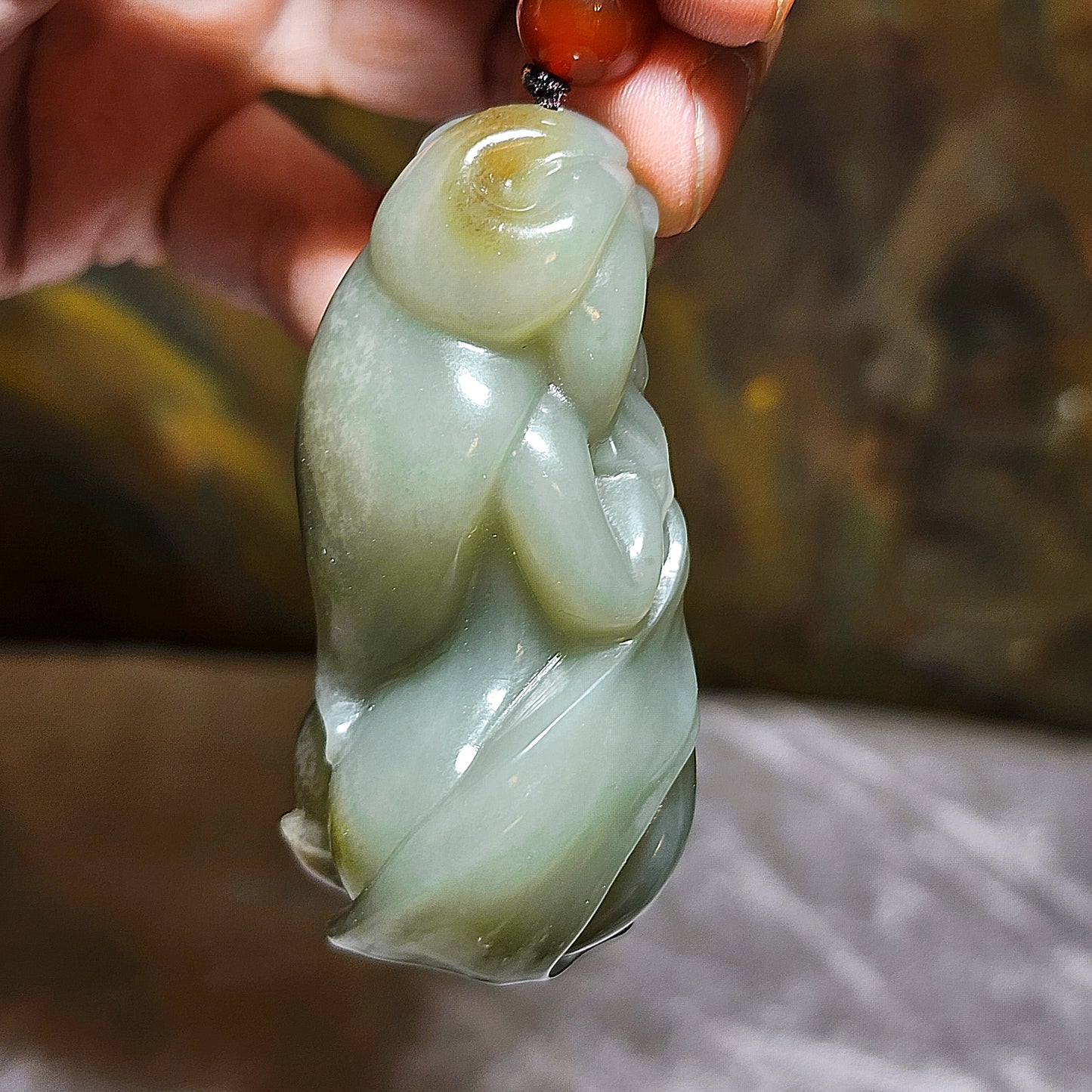 Premium Nephrite light green with caramel brown 3-dimensional "Getting One's Savior" (Jade Beauty) handheld (with certificate) 精品和田玉且末青白帶糖立体遇贵人(玉美人)手把(带证书)