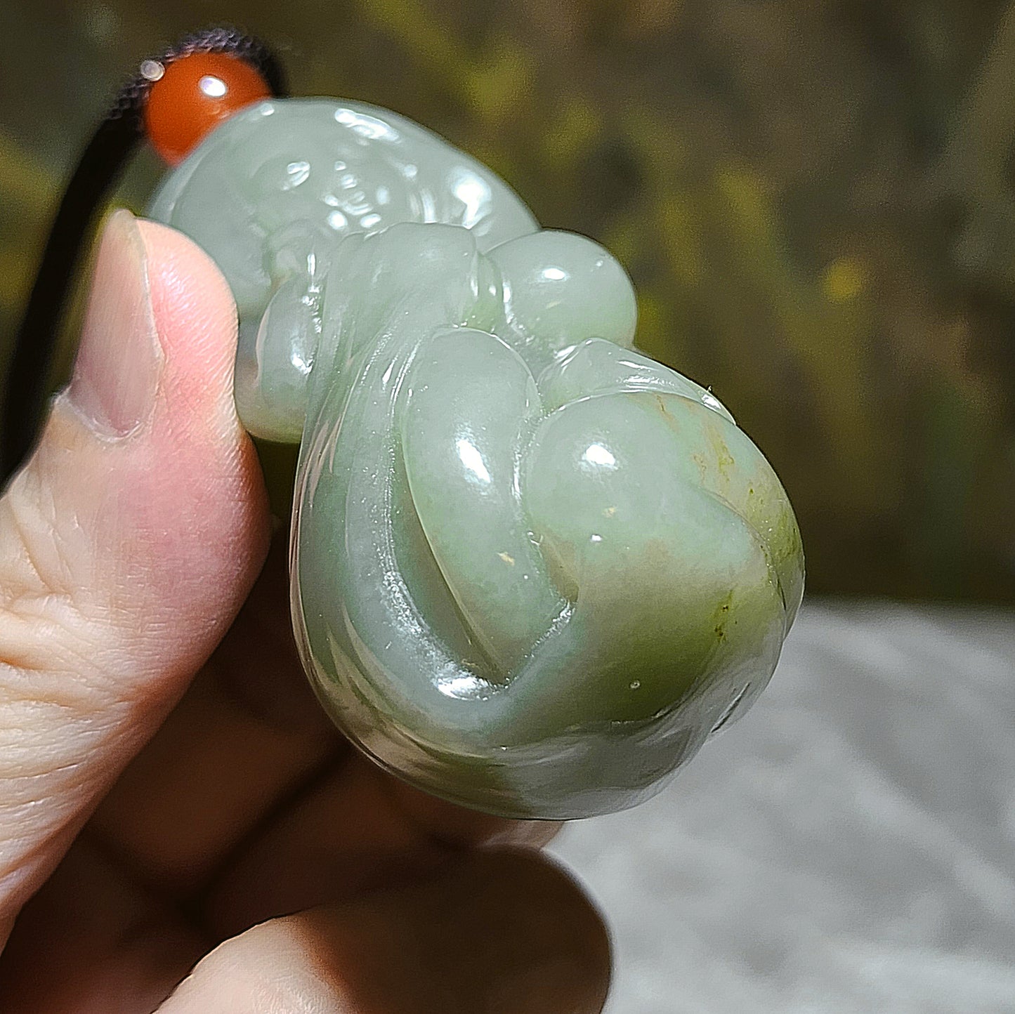 Premium Nephrite light green with caramel brown 3-dimensional "Getting One's Savior" (Jade Beauty) handheld (with certificate) 精品和田玉且末青白帶糖立体遇贵人(玉美人)手把(带证书)