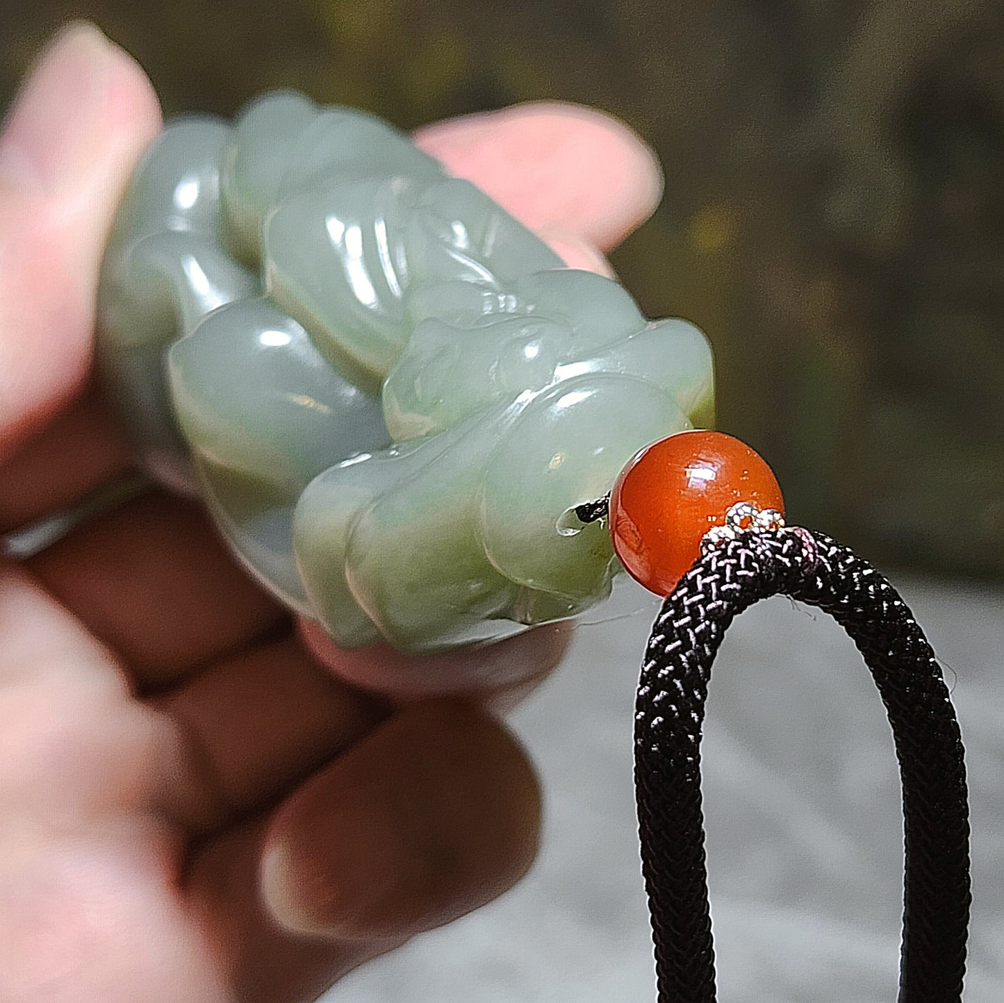 Premium Nephrite light green with caramel brown 3-dimensional "Getting One's Savior" (Jade Beauty) handheld (with certificate) 精品和田玉且末青白帶糖立体遇贵人(玉美人)手把(带证书)
