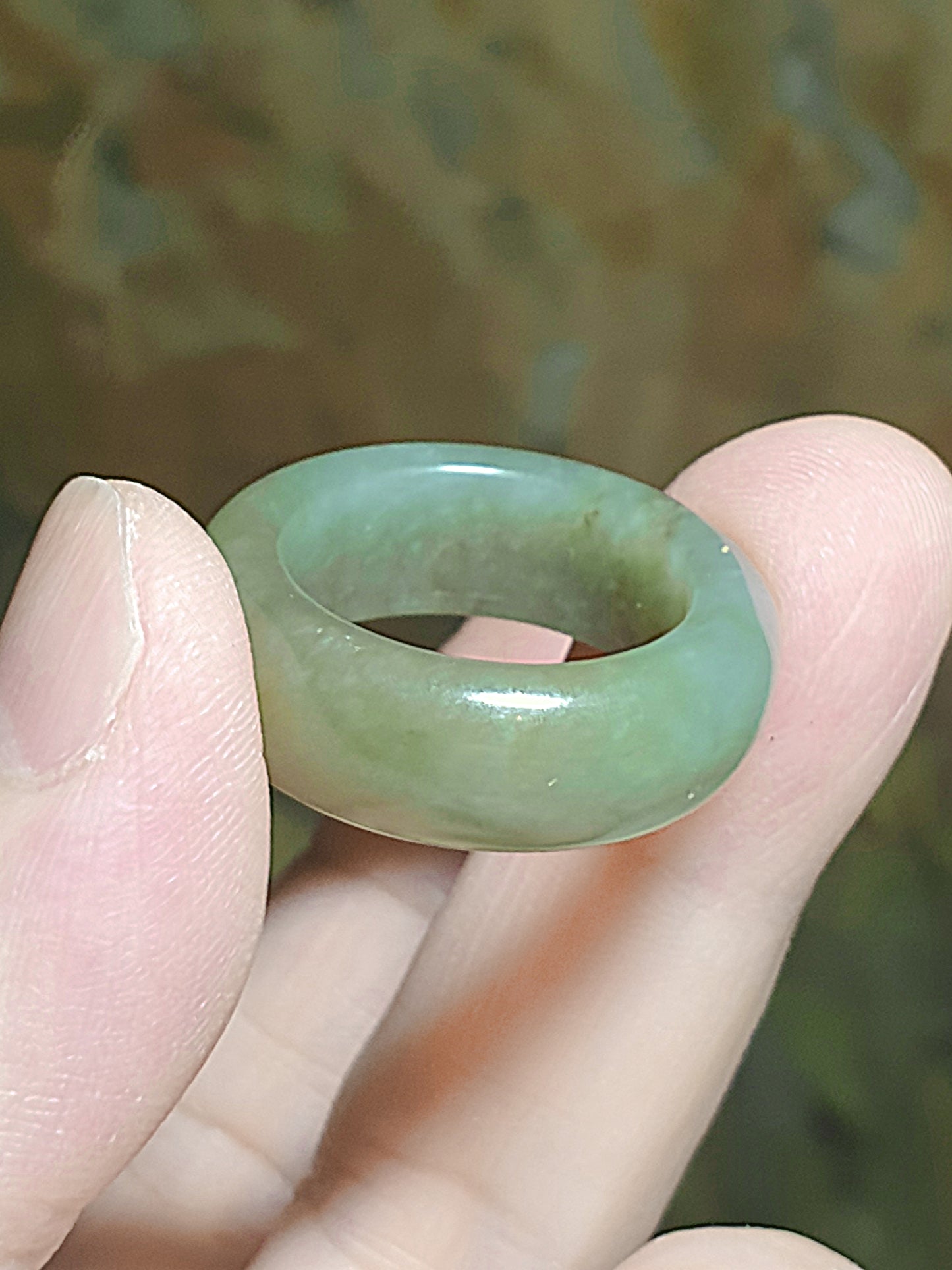 19.6mm Premium Nephrite greenish with a bit of caramel brownish Jade ring (with certificate) 19.6毫米和田玉且末青白帶小许糖戒指(带证书)