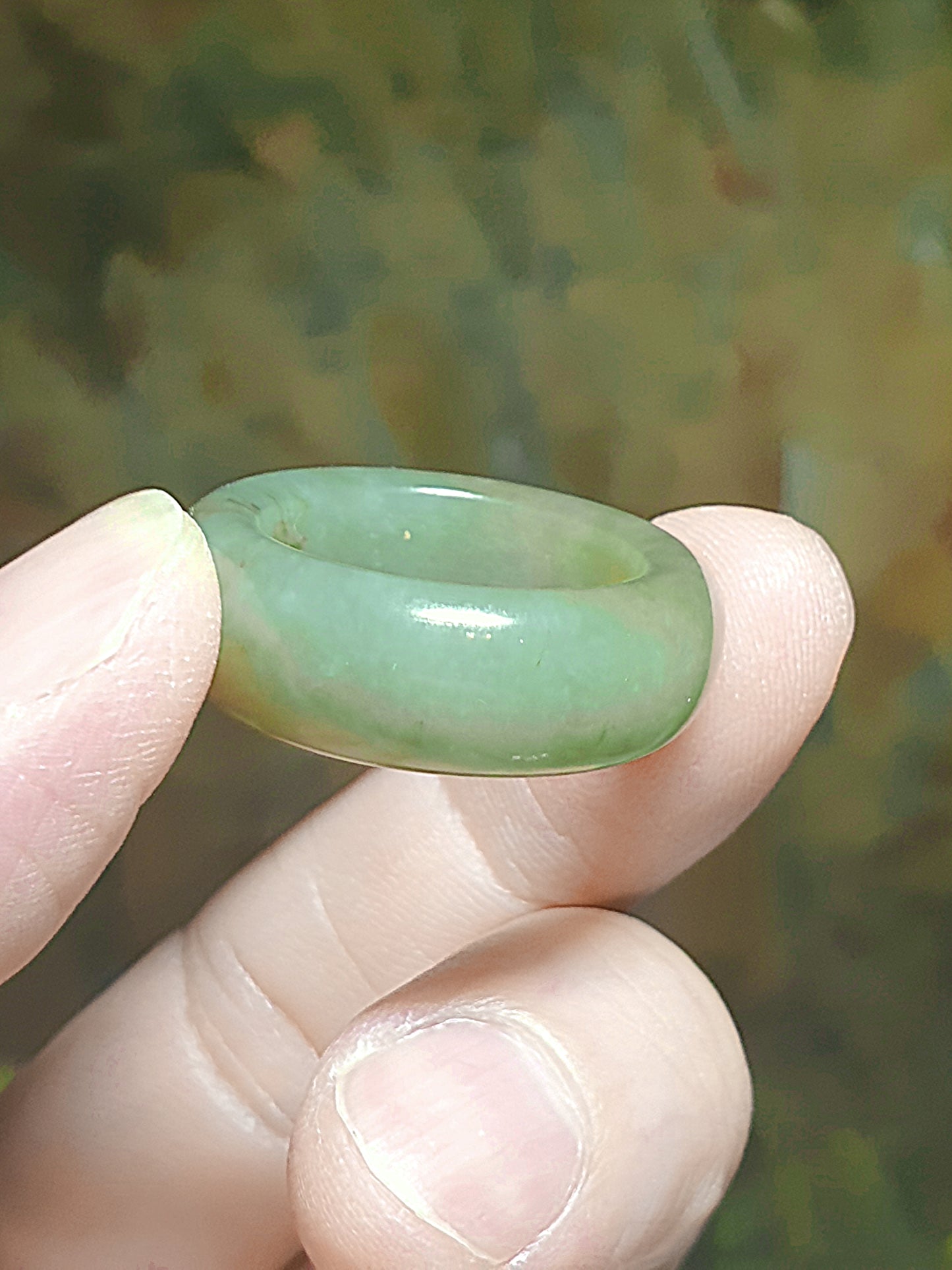 19.6mm Premium Nephrite greenish with a bit of caramel brownish Jade ring (with certificate) 19.6毫米和田玉且末青白帶小许糖戒指(带证书)