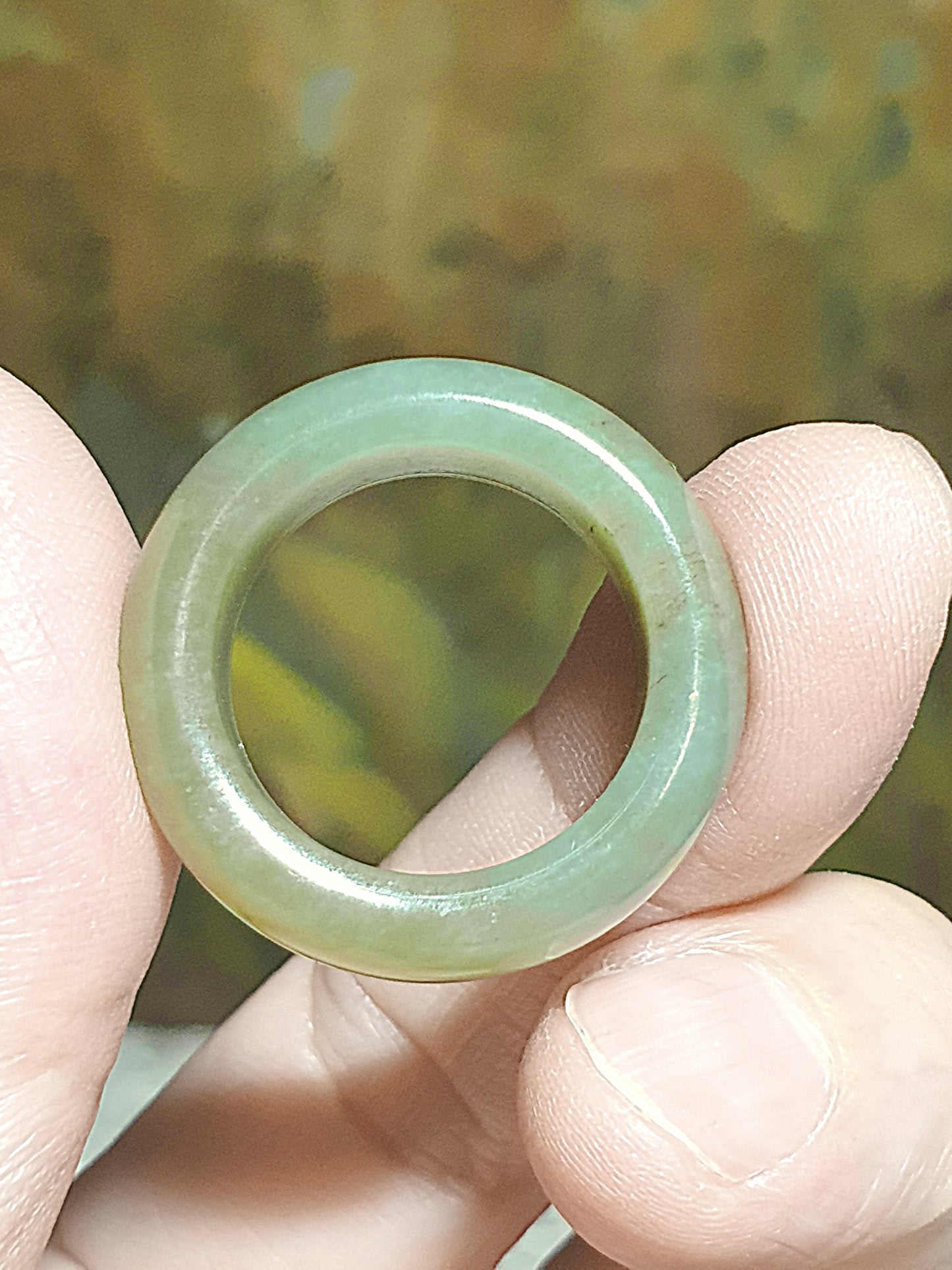 19.6mm Premium Nephrite greenish with a bit of caramel brownish Jade ring (with certificate) 19.6毫米和田玉且末青白帶小许糖戒指(带证书)