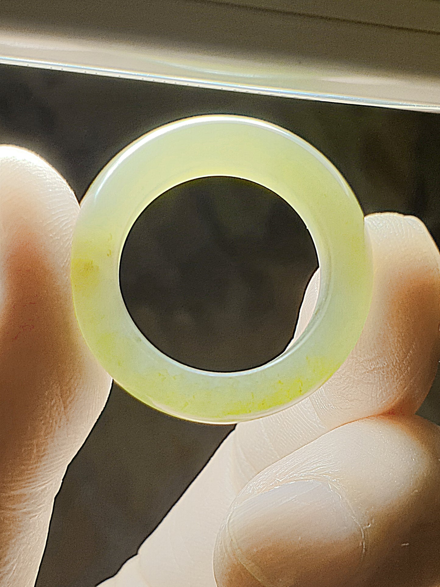 19.6mm Premium Nephrite greenish with a bit of caramel brownish Jade ring (with certificate) 19.6毫米和田玉且末青白帶小许糖戒指(带证书)