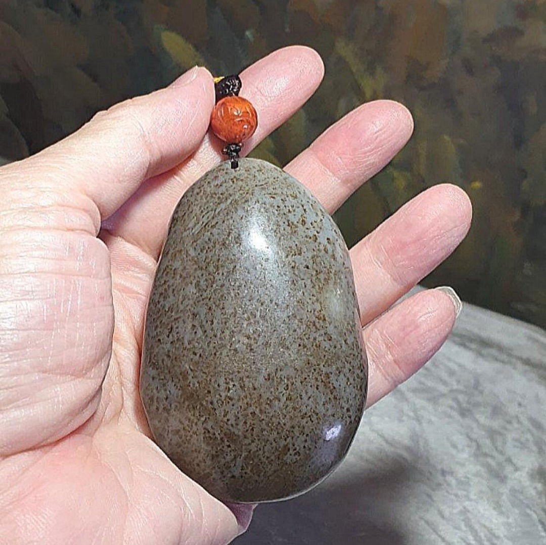 183 grams XL Premium Nephrite Jade hulu and bat handheld piece (with certificate)and Nan Hong Lotus bead 和田玉糖玉葫芦蝙蝠(褔禄)大手把件(带证书)配搭南红莲花珠