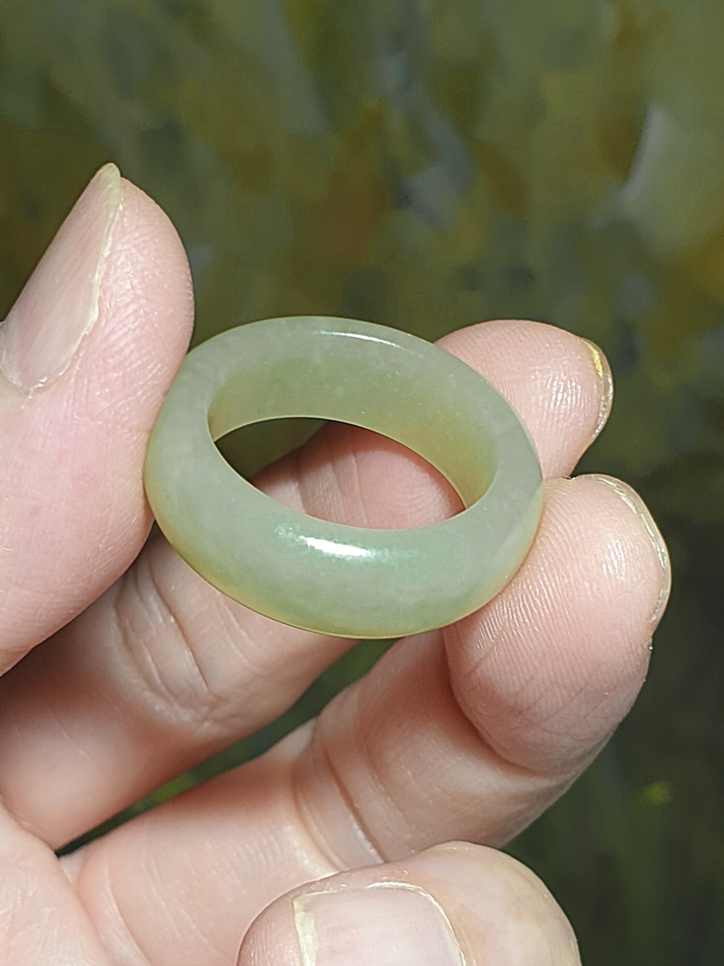 19.7mm Premium Nephrite natural light green with slight yellow hue Jade ring/small thumb ring (with certificate) 19.7毫米和田玉天然浅青带微黄戒指/小扳指(带证书)