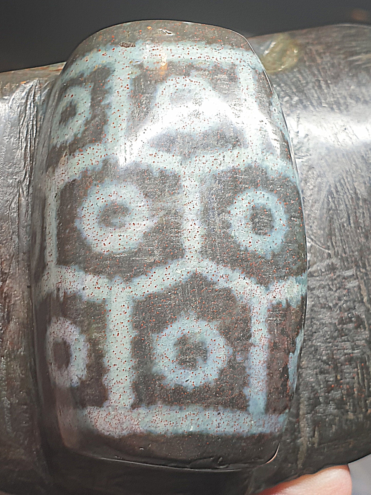 1,067 grams Large size aged Tibetan Xang Xung (Zhang Zhung) reddish brownish bluish greenish "Tortoise Shell" 9-Eye Dzi display/handheld piece with lots of red spots (with certificate) 1,067克大号西藏老矿象雄满朱砂天然褐红蓝绿龟背九眼天珠摆件/手把件(带证书)