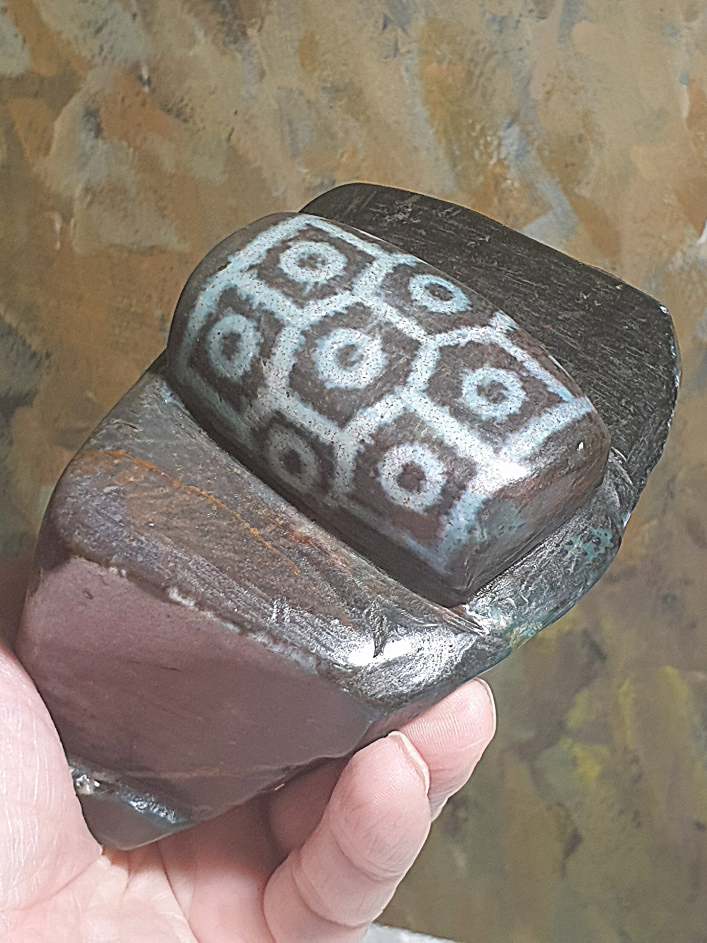1,067 grams Large size aged Tibetan Xang Xung (Zhang Zhung) reddish brownish bluish greenish "Tortoise Shell" 9-Eye Dzi display/handheld piece with lots of red spots (with certificate) 1,067克大号西藏老矿象雄满朱砂天然褐红蓝绿龟背九眼天珠摆件/手把件(带证书)
