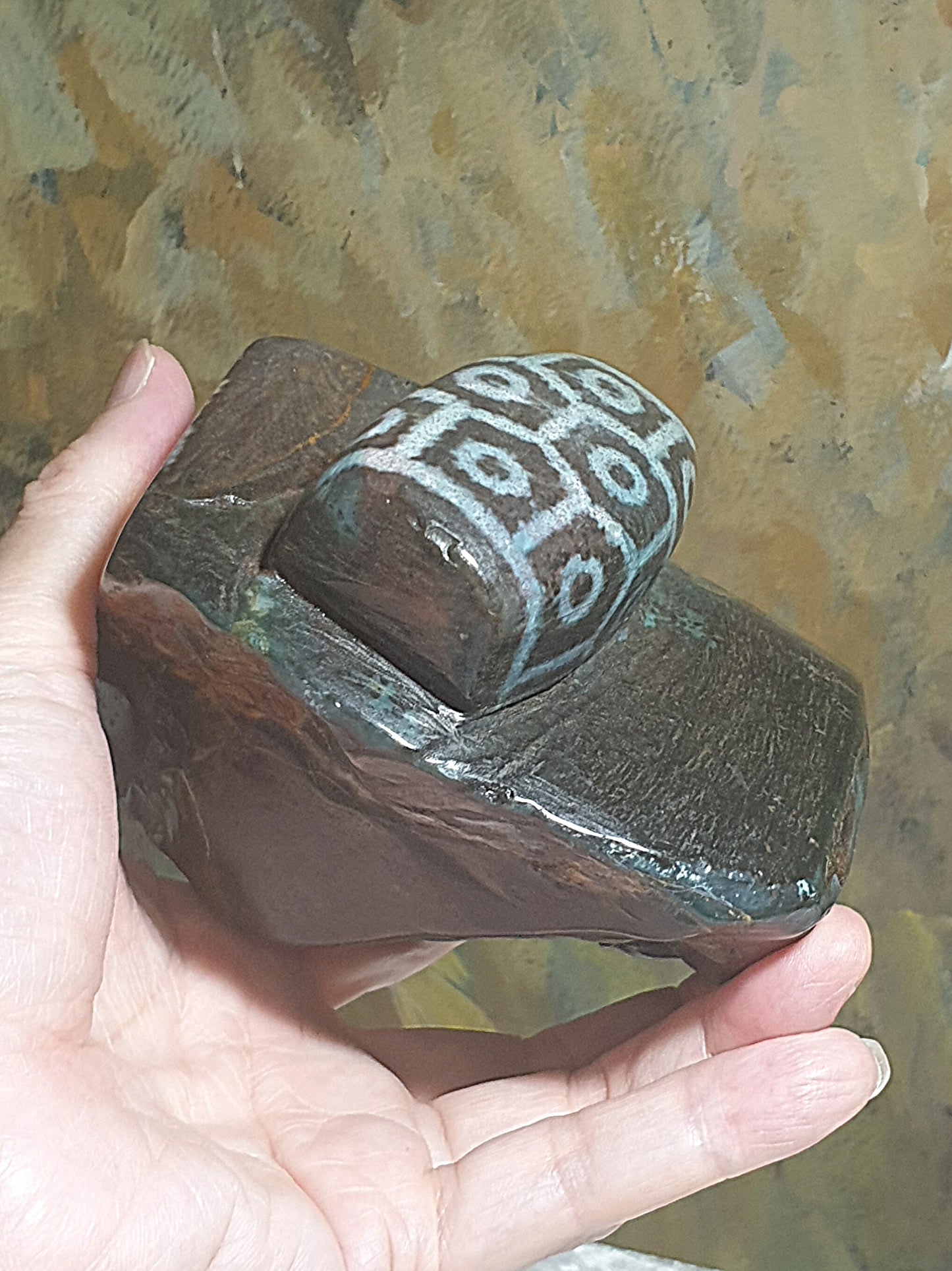 1,067 grams Large size aged Tibetan Xang Xung (Zhang Zhung) reddish brownish bluish greenish "Tortoise Shell" 9-Eye Dzi display/handheld piece with lots of red spots (with certificate) 1,067克大号西藏老矿象雄满朱砂天然褐红蓝绿龟背九眼天珠摆件/手把件(带证书)