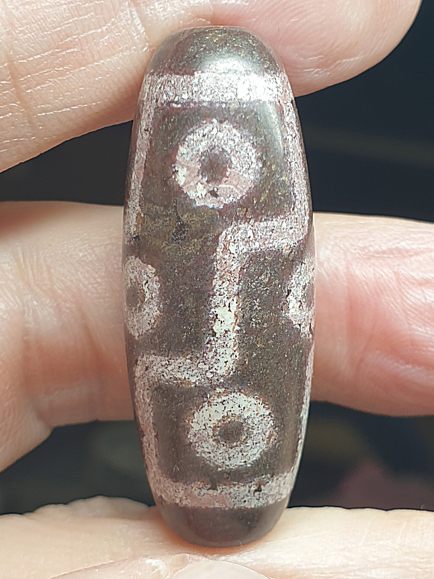 39.6mm aged Tibetan Xang Xung (Zhang Zhung) 9-Eye Dzi with red spots (with certificate) 39.6毫米西藏老矿象雄满朱砂九眼天珠(带证书)