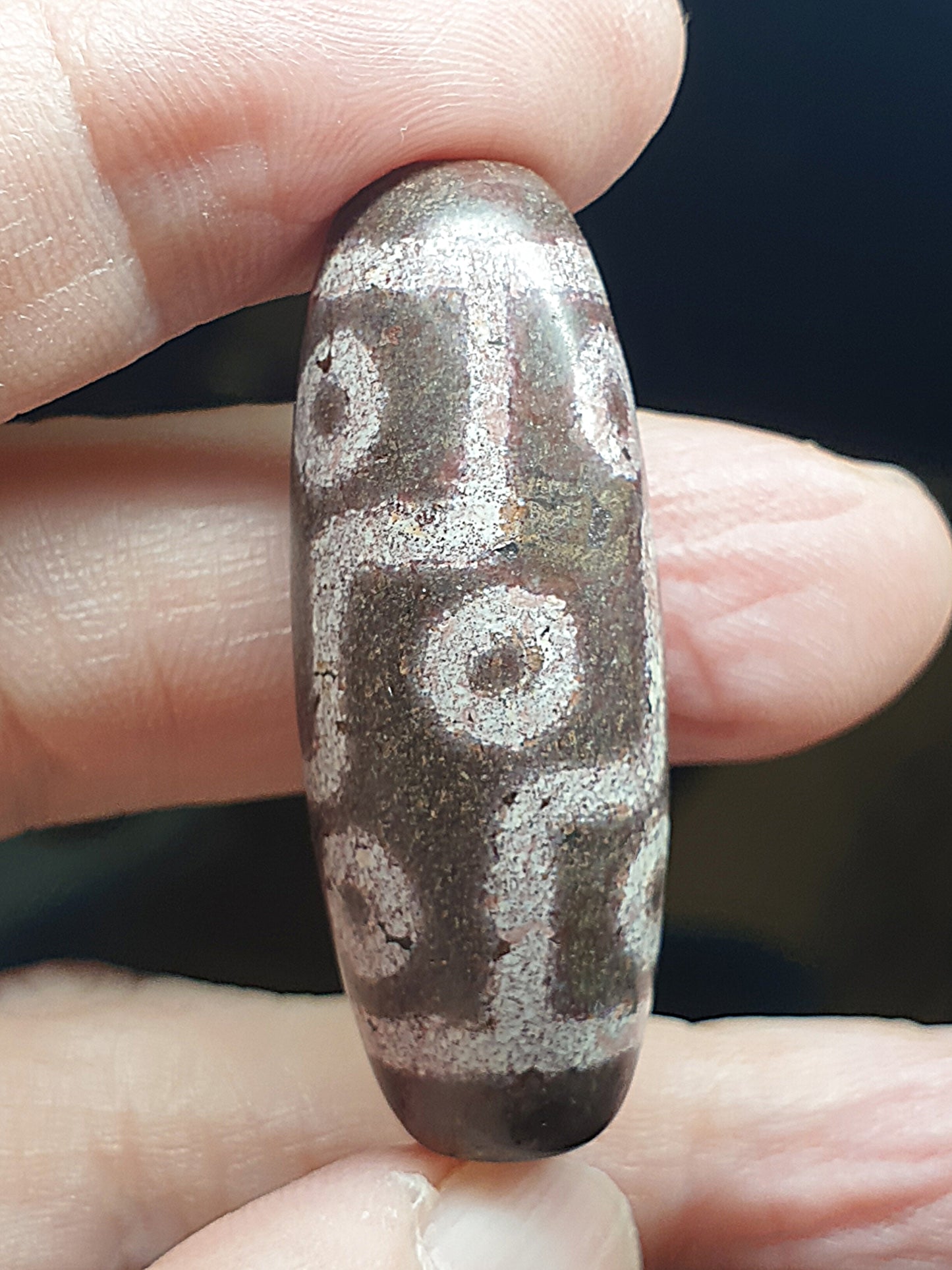 39.6mm aged Tibetan Xang Xung (Zhang Zhung) 9-Eye Dzi with red spots (with certificate) 39.6毫米西藏老矿象雄满朱砂九眼天珠(带证书)