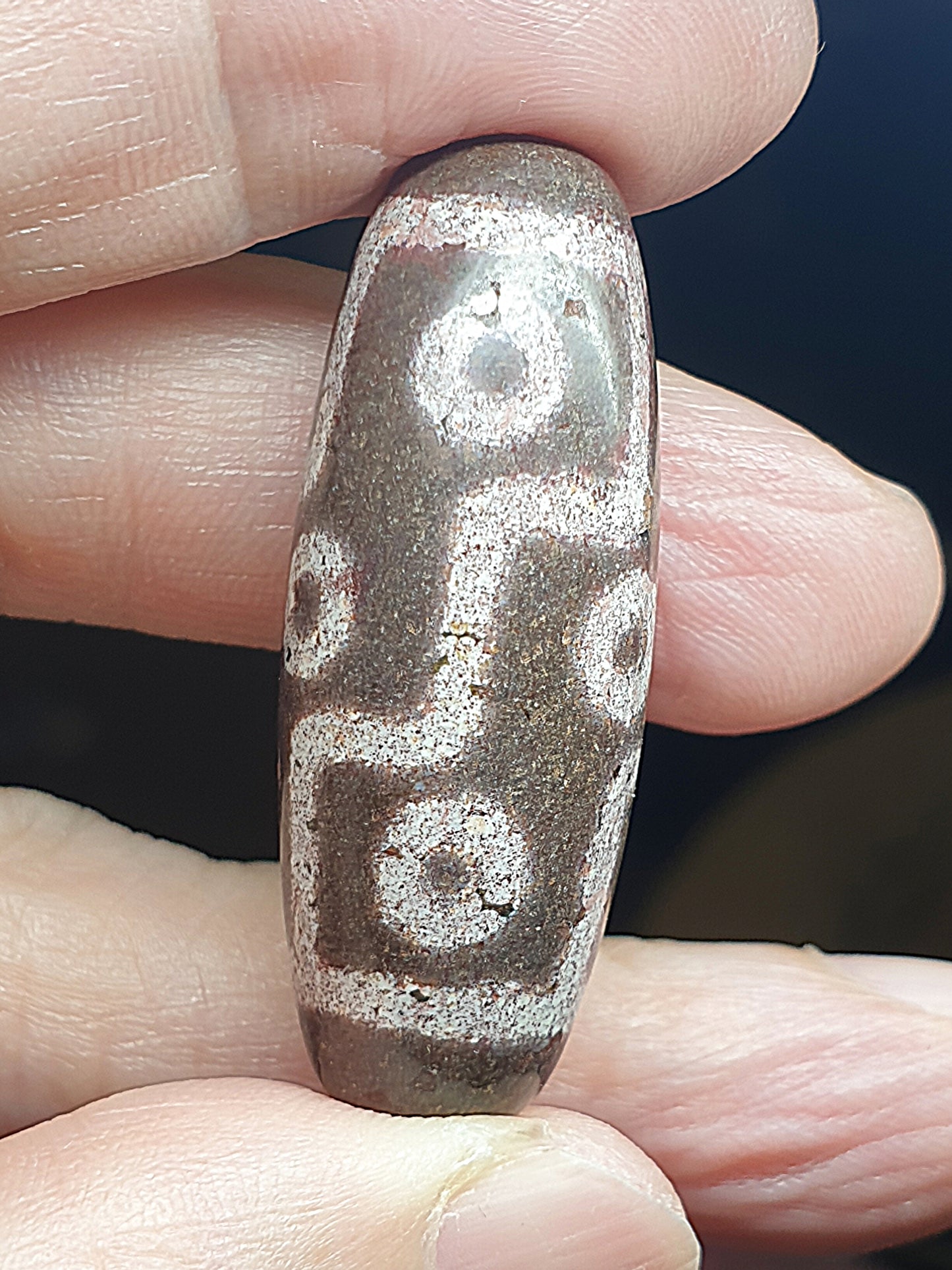 39.6mm aged Tibetan Xang Xung (Zhang Zhung) 9-Eye Dzi with red spots (with certificate) 39.6毫米西藏老矿象雄满朱砂九眼天珠(带证书)