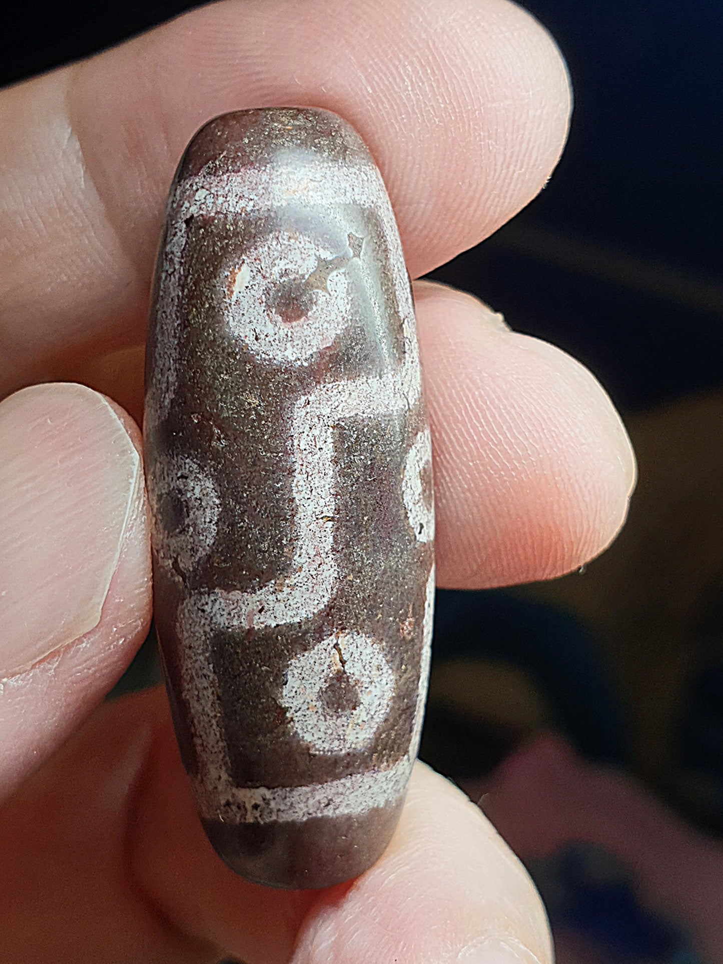 39.6mm aged Tibetan Xang Xung (Zhang Zhung) 9-Eye Dzi with red spots (with certificate) 39.6毫米西藏老矿象雄满朱砂九眼天珠(带证书)