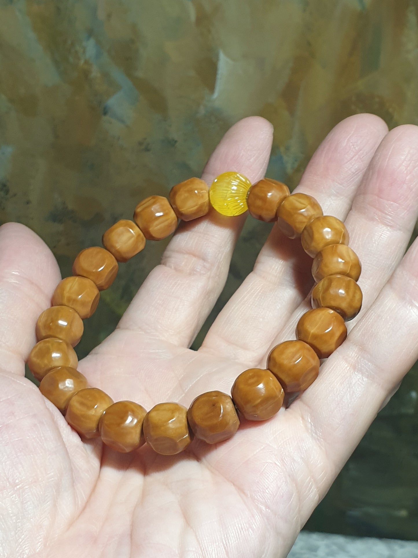 10mm+ "Monkey Head" Walnuts "red skin" carved cubes bracelet/handheld with a 11.5mm natural untreated Butterscotch Amber 10毫米+ 红皮猴头精工雕刻六方手链/手持配11.5毫米拉丝天然金黄蜜蜡