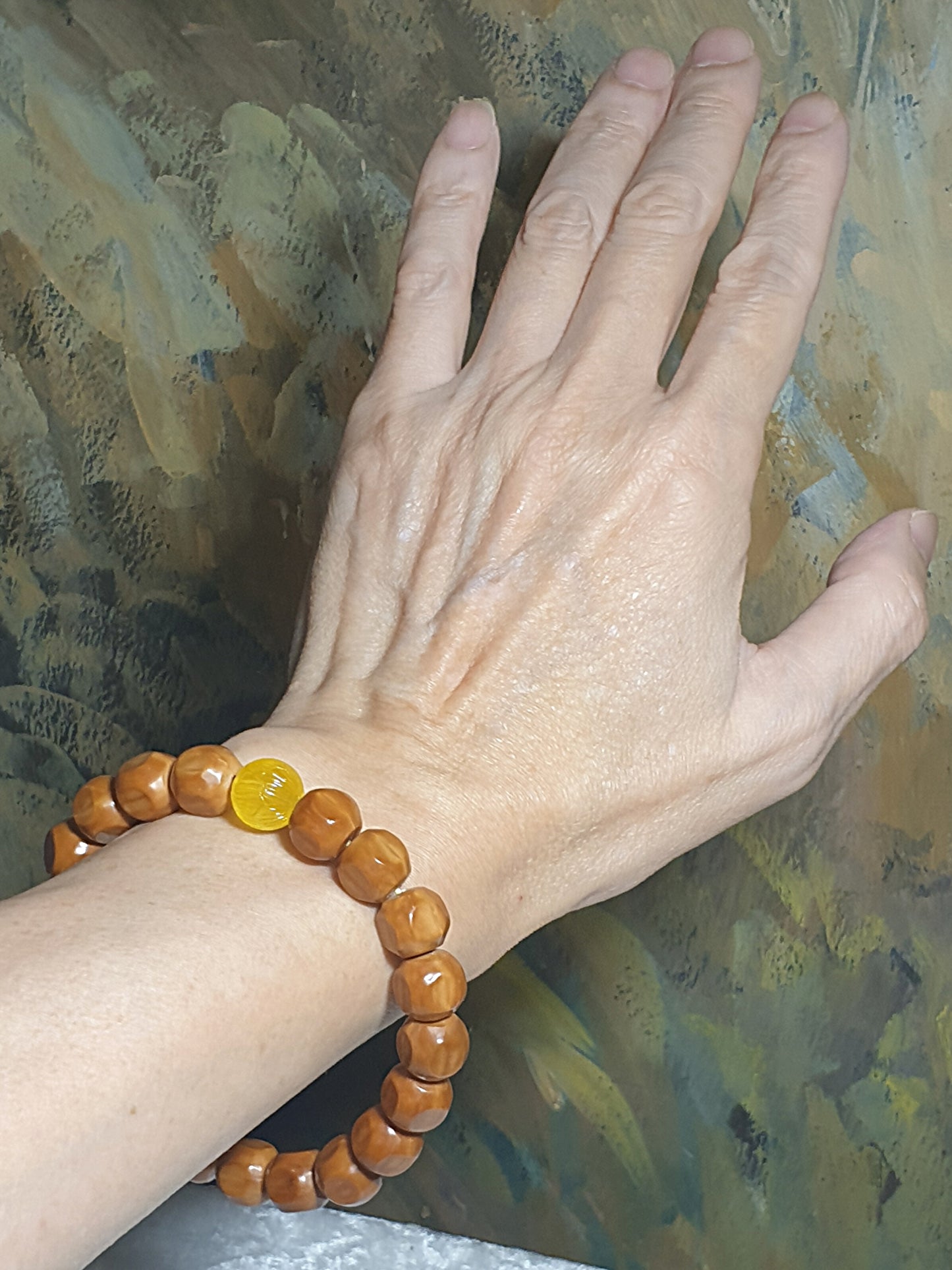 10mm+ "Monkey Head" Walnuts "red skin" carved cubes bracelet/handheld with a 11.5mm natural untreated Butterscotch Amber 10毫米+ 红皮猴头精工雕刻六方手链/手持配11.5毫米拉丝天然金黄蜜蜡