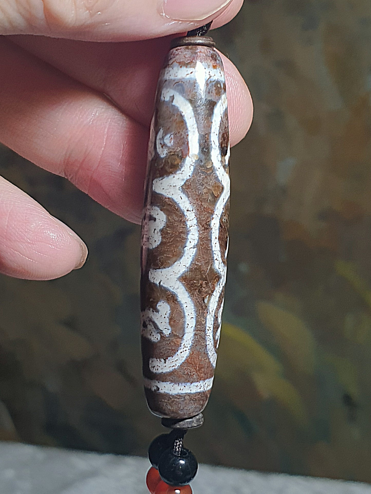 58.6mm Aged Tibetan Xang Xung (Zhang Zhung) Om Mani Padme Hum Dzi with red spots (with certificate) 58.6毫米西藏老矿象雄满朱砂六字真言天珠(带证书)