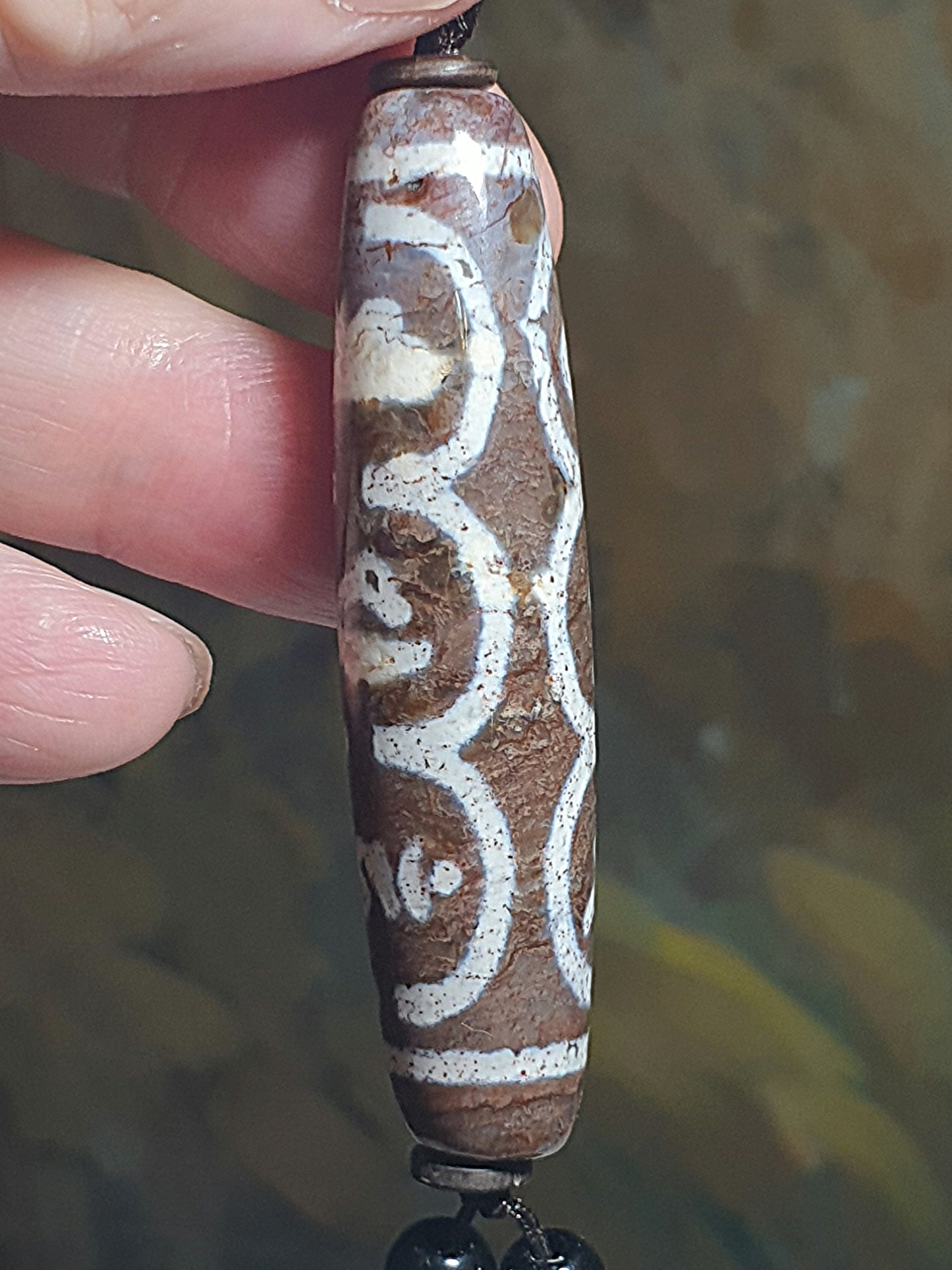 58.6mm Aged Tibetan Xang Xung (Zhang Zhung) Om Mani Padme Hum Dzi with red spots (with certificate) 58.6毫米西藏老矿象雄满朱砂六字真言天珠(带证书)