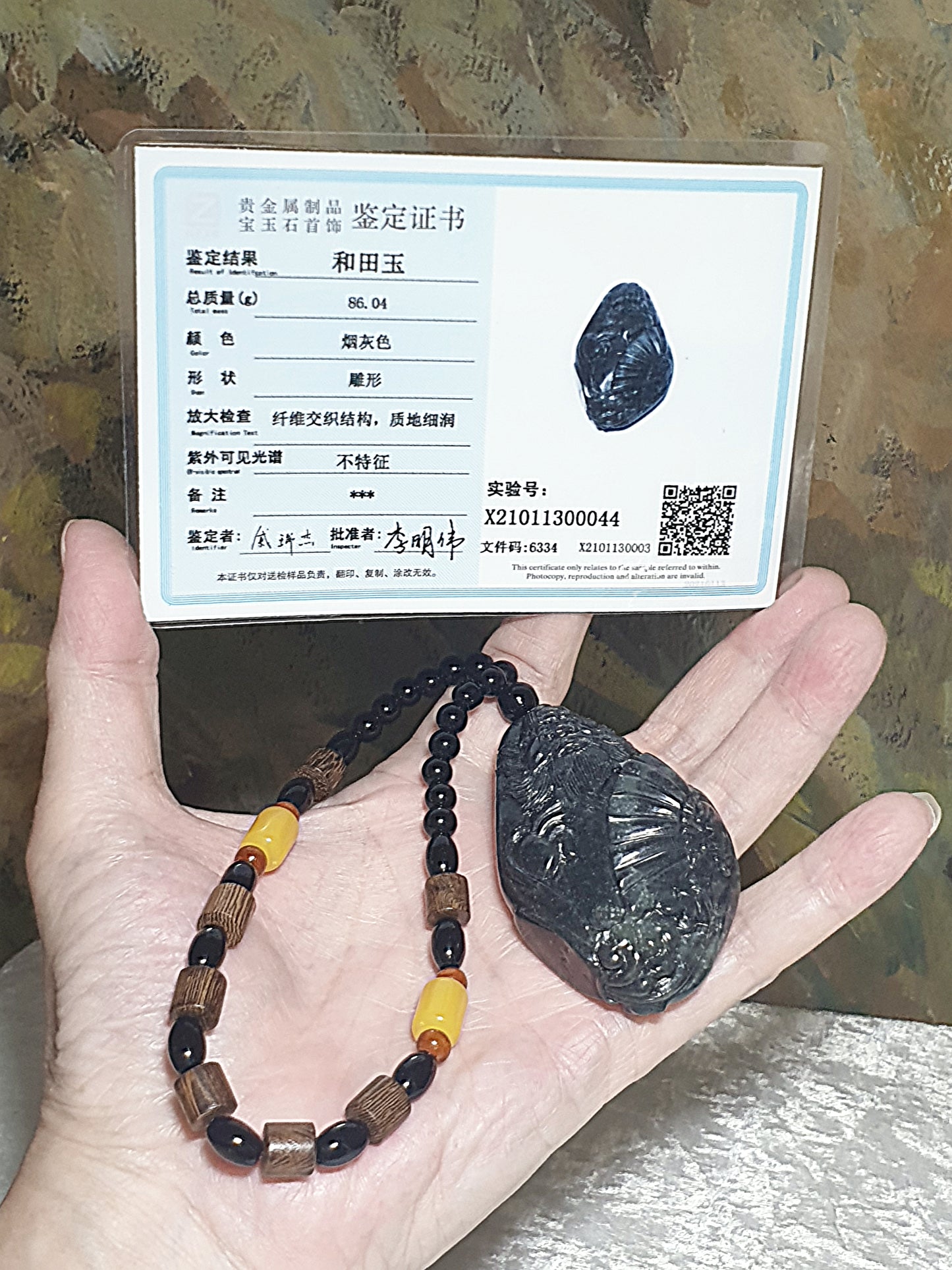 Premium Pebble Nephrite Qinghua ink black hand carved Zhong Kui palmstone (with certificate) 和田玉青花籽玉聚墨如黑全手工雕刻钟馗手把(带证书)