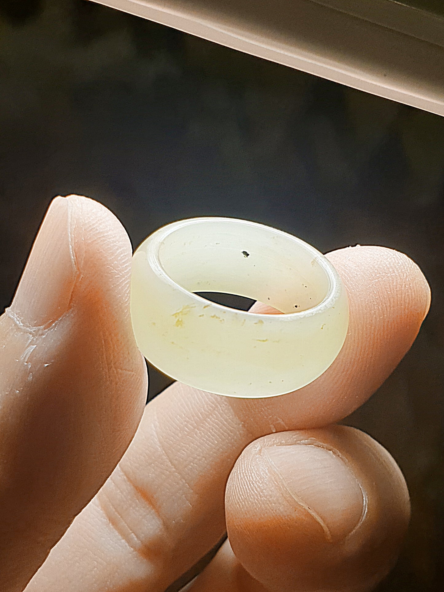 17.6mm Nephrite very light green & caramel brown Jade ring (with certificate) 17.6毫米和田玉浅青白带糖戒指(带证书)