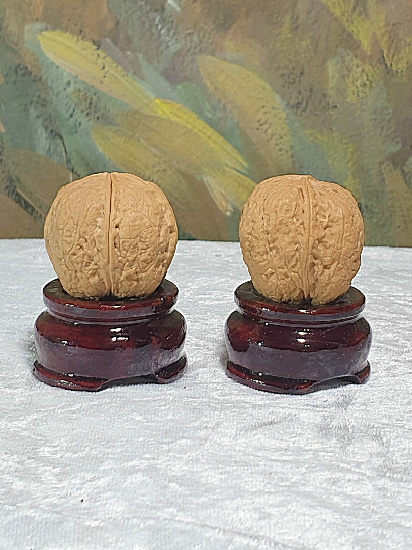 A pair of 39m natural Beijing 4 Ridges squarish Walnuts hand-held/palm messager 39毫米北京四棱方形核桃手把/按摩球一对
