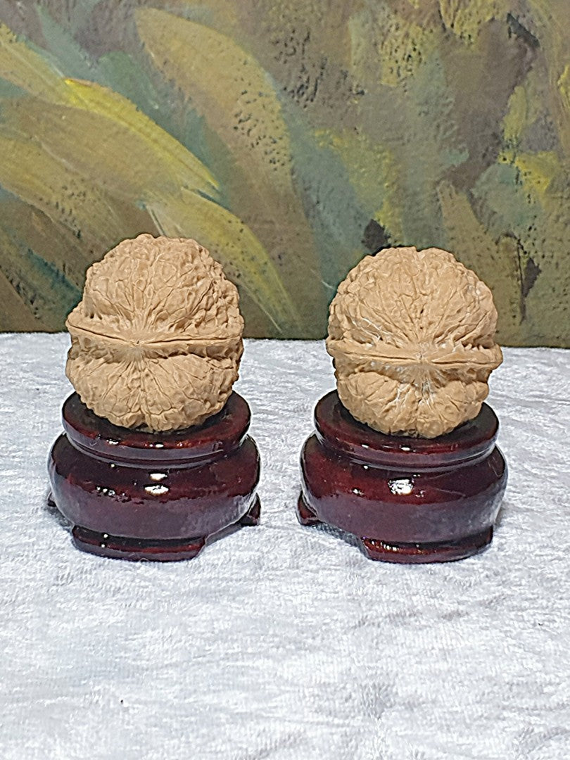 38mm natural Beijing double sides "Toad Head" Walnuts hand-held/palm messager with clear toad back features 38毫米双面蛤蟆头金蟾核桃手把/按摩球一对
