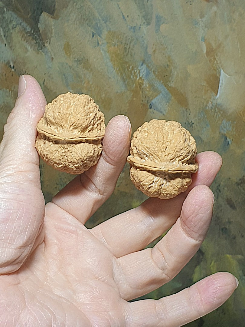 38mm natural Beijing double sides "Toad Head" Walnuts hand-held/palm messager with clear toad back features 38毫米双面蛤蟆头金蟾核桃手把/按摩球一对