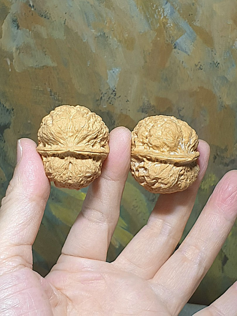 38mm natural Beijing double sides "Toad Head" Walnuts hand-held/palm messager with clear toad back features 38毫米双面蛤蟆头金蟾核桃手把/按摩球一对