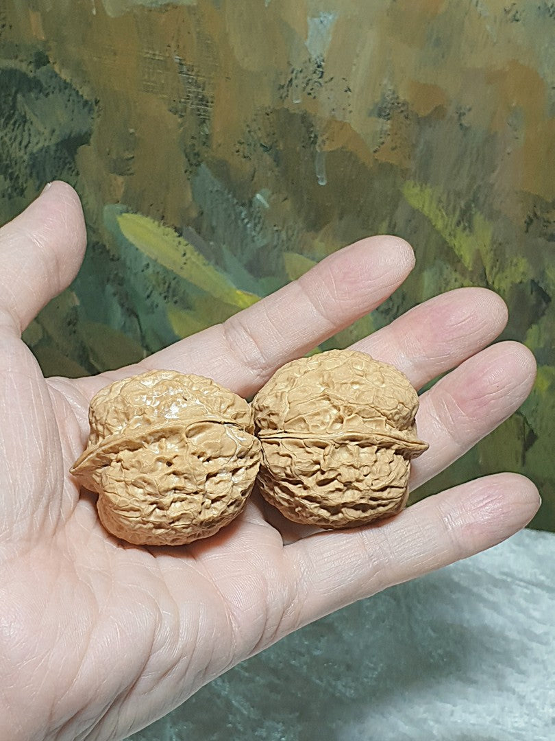 38mm natural Beijing double sides "Toad Head" Walnuts hand-held/palm messager with clear toad back features 38毫米双面蛤蟆头金蟾核桃手把/按摩球一对