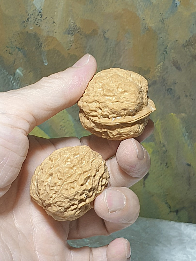 38mm natural Beijing double sides "Toad Head" Walnuts hand-held/palm messager with clear toad back features 38毫米双面蛤蟆头金蟾核桃手把/按摩球一对