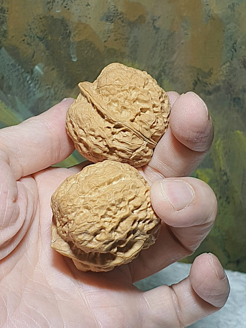 38mm natural Beijing double sides "Toad Head" Walnuts hand-held/palm messager with clear toad back features 38毫米双面蛤蟆头金蟾核桃手把/按摩球一对
