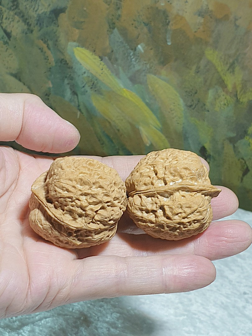 38mm natural Beijing double sides "Toad Head" Walnuts hand-held/palm messager with clear toad back features 38毫米双面蛤蟆头金蟾核桃手把/按摩球一对