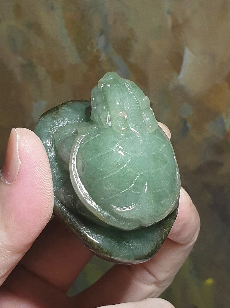 Type A Jadeite light greenish with "Jade skin" Dragon-Tortoise palmstone/small display (with certificate) 翡翠浅绿带原玉皮龙龟小把件/小摆设(带证书)