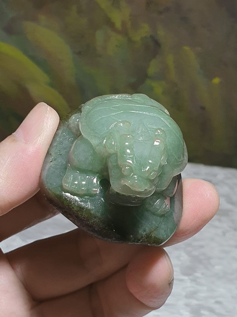 Type A Jadeite light greenish with "Jade skin" Dragon-Tortoise palmstone/small display (with certificate) 翡翠浅绿带原玉皮龙龟小把件/小摆设(带证书)