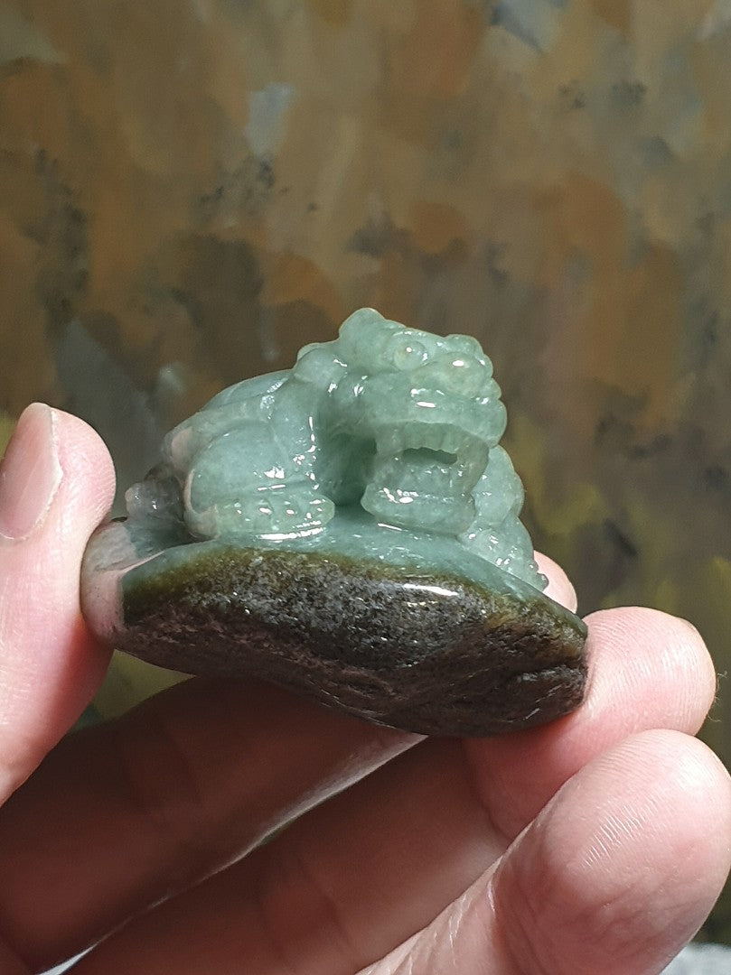 Type A Jadeite light greenish with "Jade skin" Dragon-Tortoise palmstone/small display (with certificate) 翡翠浅绿带原玉皮龙龟小把件/小摆设(带证书)
