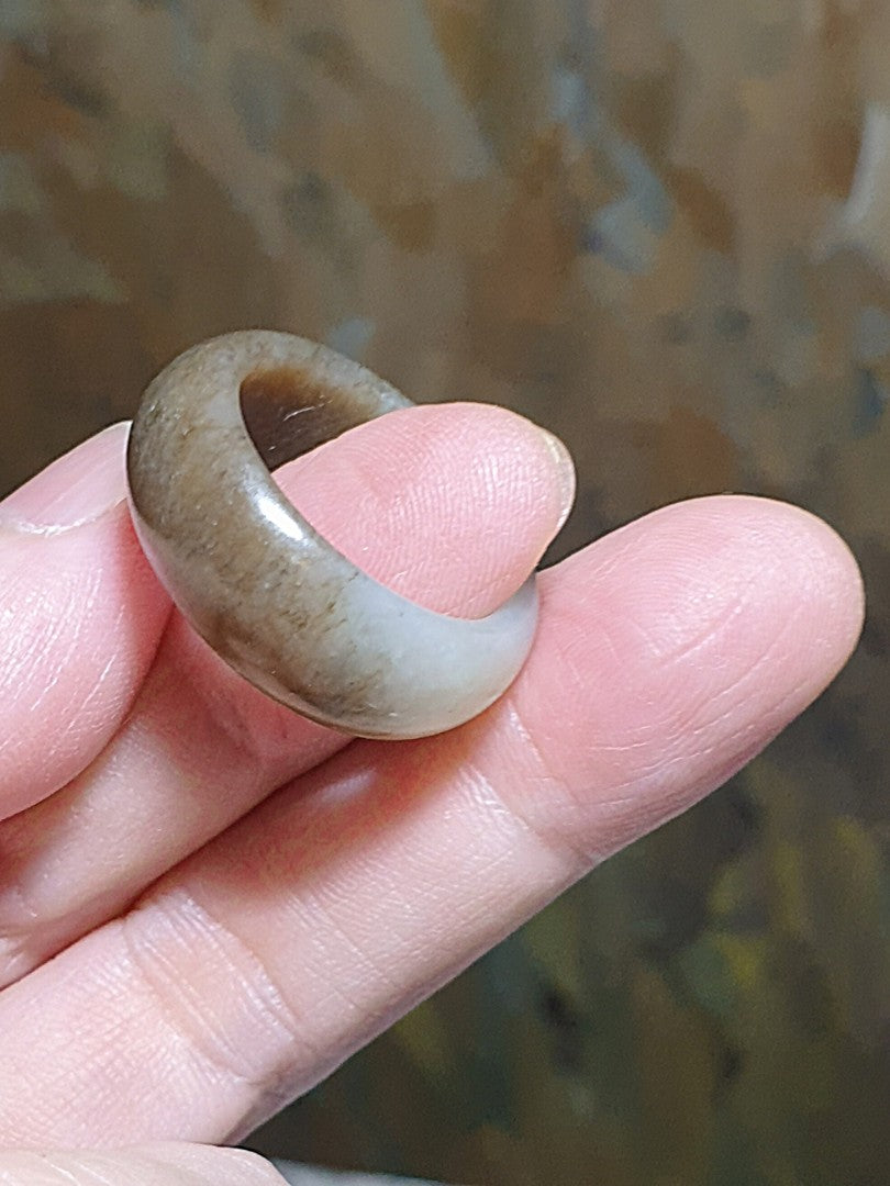 20mm Premium Nephrite two tones whitish & caramel brownish Jade ring/small thumb ring (with certificate) 20毫米和田玉糖白双色戒指/小扳指(带证书)