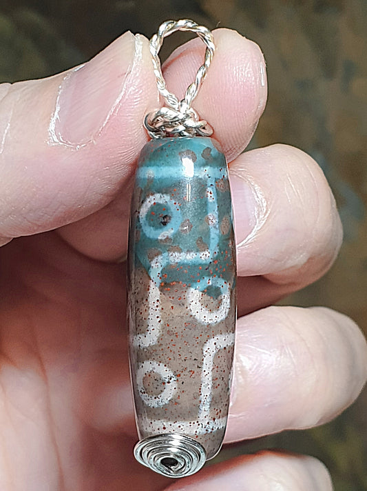 4cm Aged Tibetan Xang Xung (Zhang Zhung) 9-Eye Dzi with a lot of red spots and bluish oxidations wired pendant (with certificate) [Natural Crystal] 4厘米西藏老矿象雄滿朱砂带蓝沁九眼天珠手工吊坠(带证书)