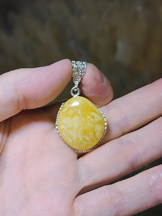 6.68 grams Natural aged Butterscotch Amber pendant 6.68克天然老蜜蜡吊坠