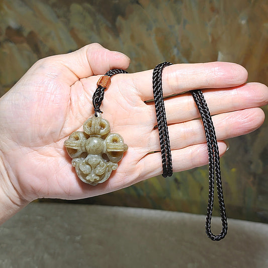 Gegegems Collection premium Nephrite caramel brown old workmanship Vajra Pi Xiu Jade pendant (with certificate) 和田玉且末糖旧工金刚杵貔貅吊坠(带证书)